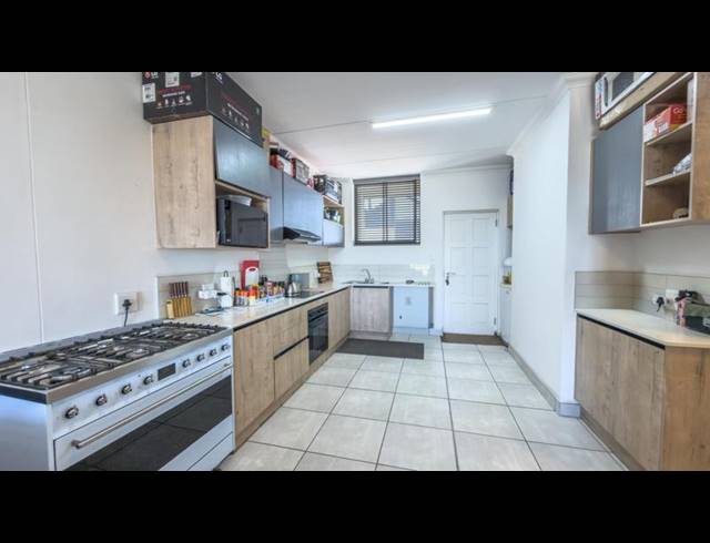 2 BEDROOM PROPERTY TO RENT IN VREDEKLOOF HEIGHTS